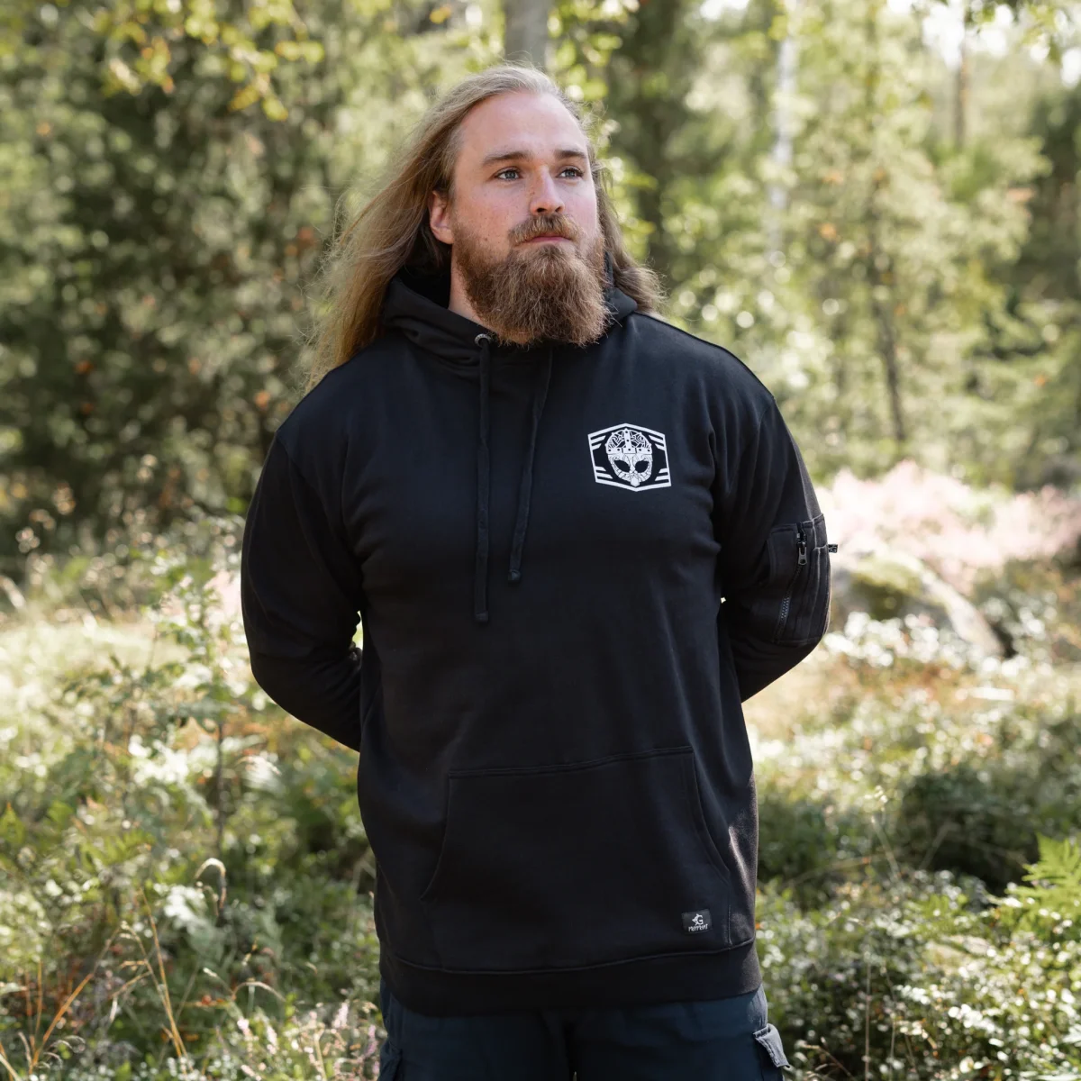 Premium Hoodie, Clan Helmet, Svart - Bild 2